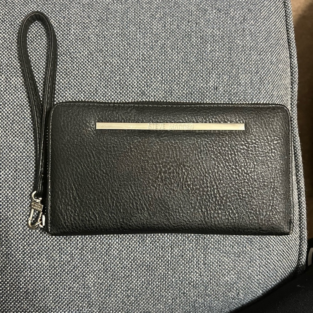Wristlet Steve Madden.